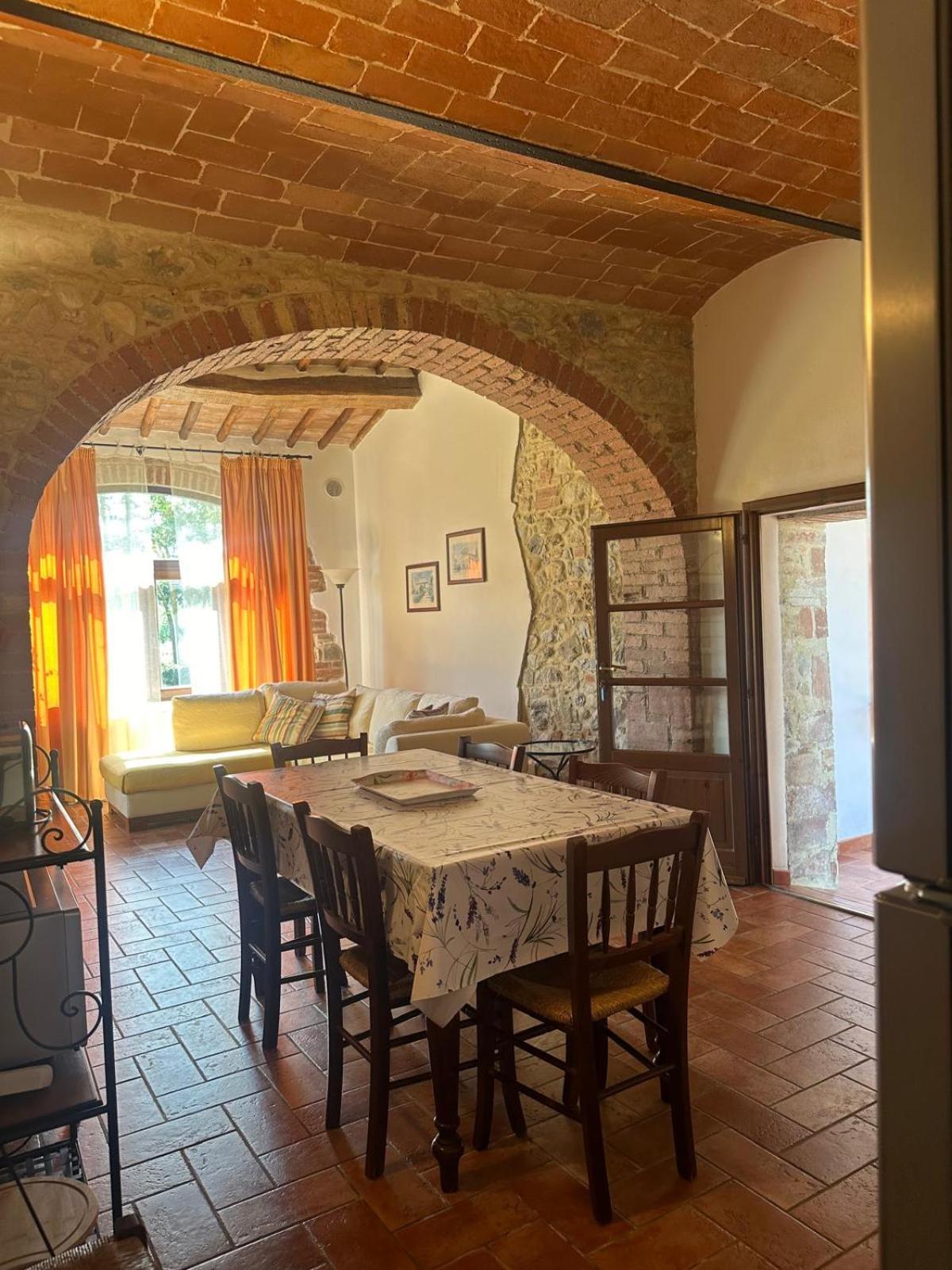 Agriturismo La Peschiera Casole dʼElsa Екстериор снимка