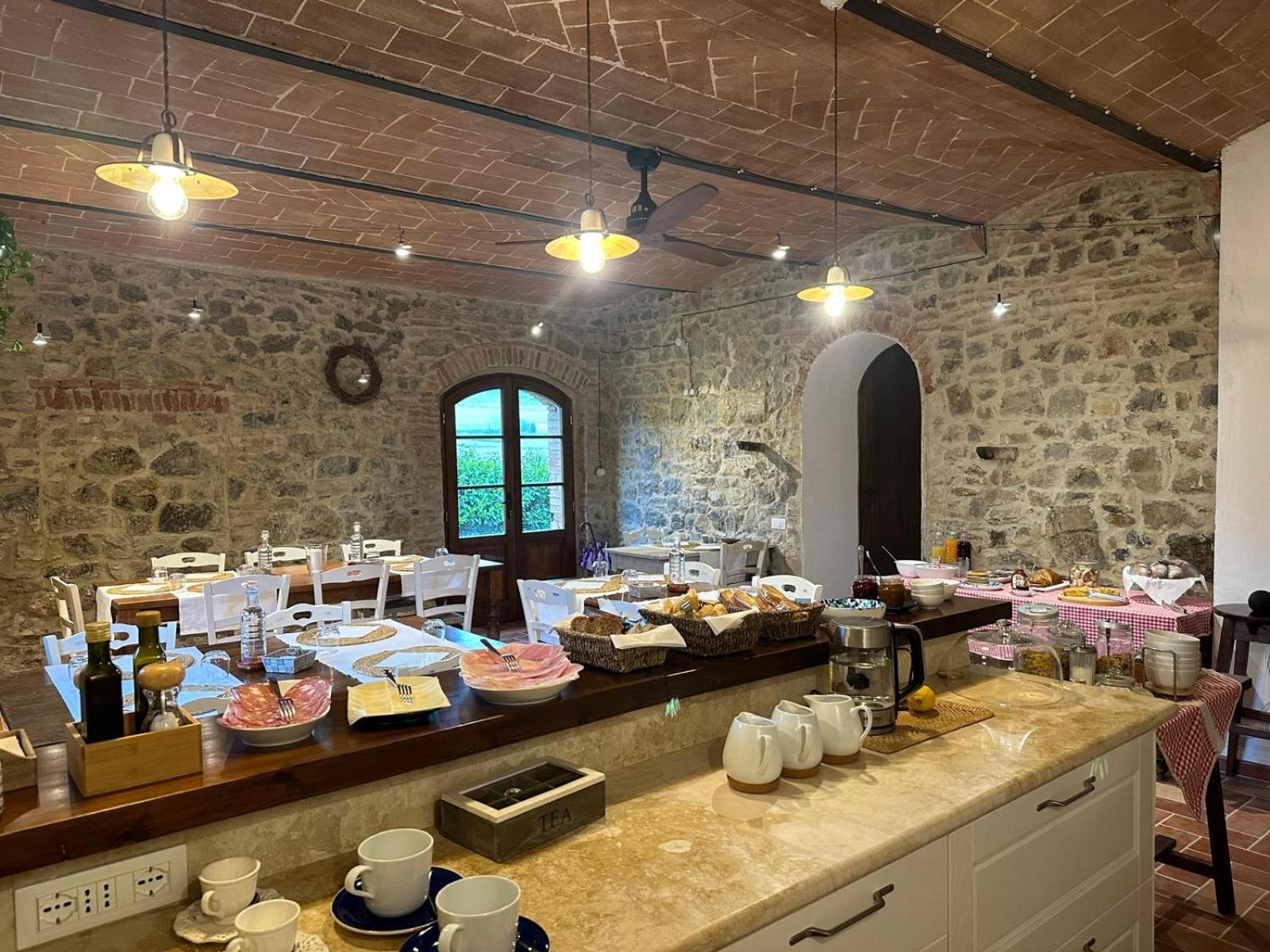 Agriturismo La Peschiera Casole dʼElsa Екстериор снимка
